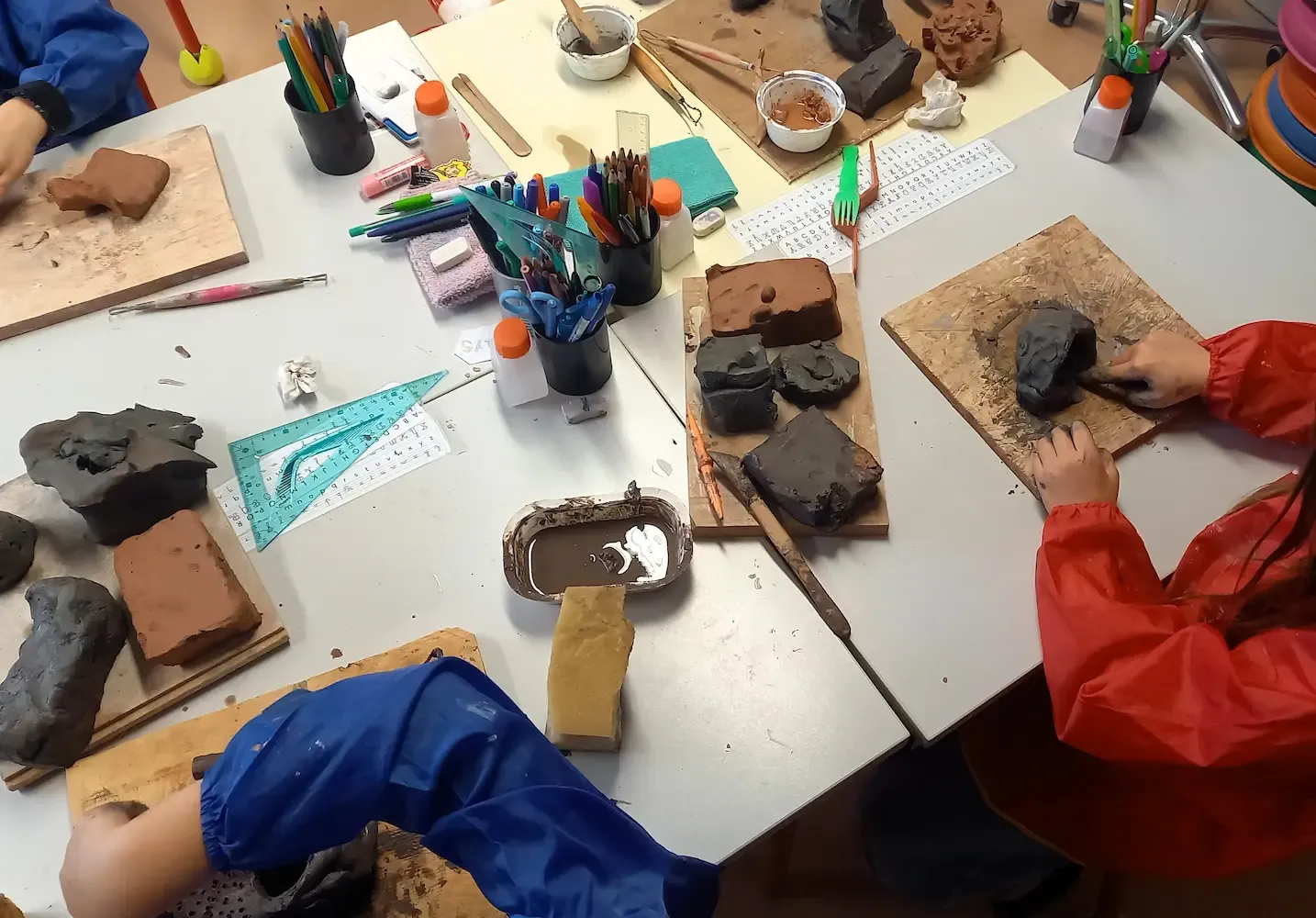 enfants-atelier-poterie.webp